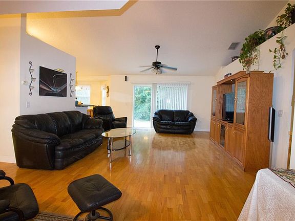5th image of 1881 Lorraine Way