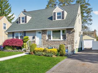 31 Broadway, New Hyde Park, NY 11040