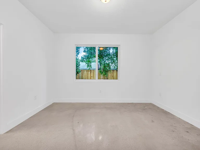 642 NW 15th Ave — Photo 8