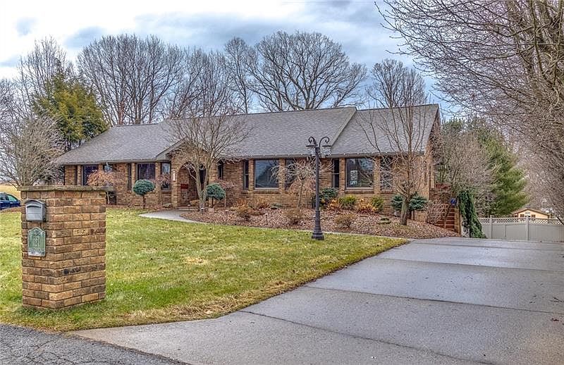 1st image of 121 Rosewood Dr