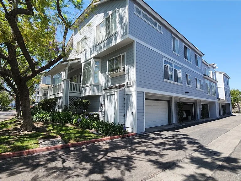 580 N Pageant Dr — Photo 2