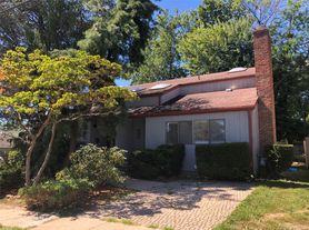 39B S Norwood Rd, Pt Washington, NY
