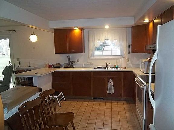 4th image of 413 N Parkway Dr