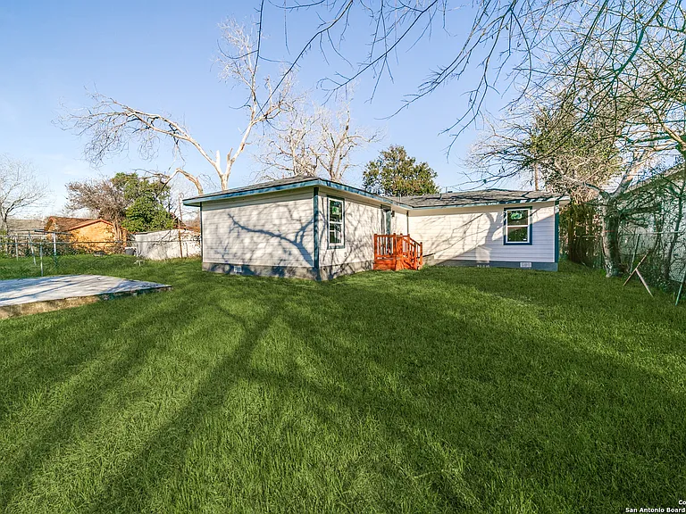 1414 Burleson St — Photo 2