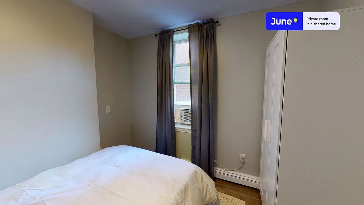 Queen bedroom in 3 bed/1 bath home in North End #473 B — Photo 2