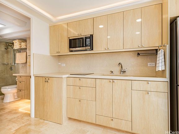 5th image of 2427 Kuhio Ave #2408