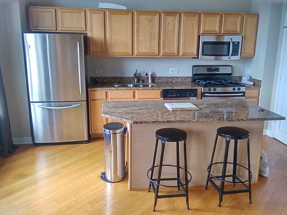 5th image of 833 W 15th Pl Unit 411