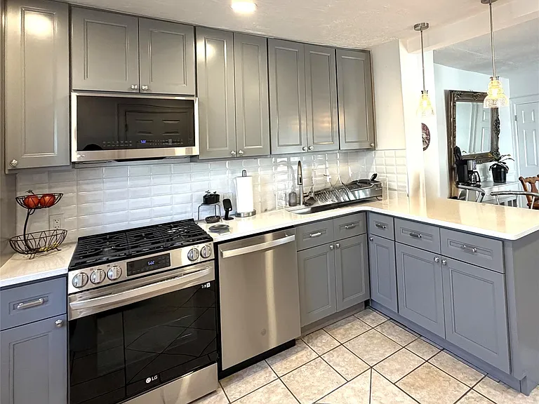 411 Elm St — Photo 2