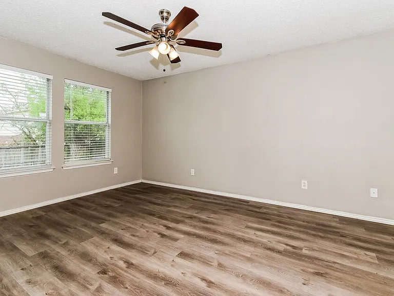 1112 Alexandria Dr — Photo 12