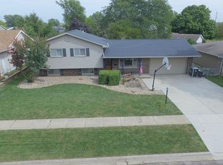 417 Ridgecrest Dr, Washington, IL 61571