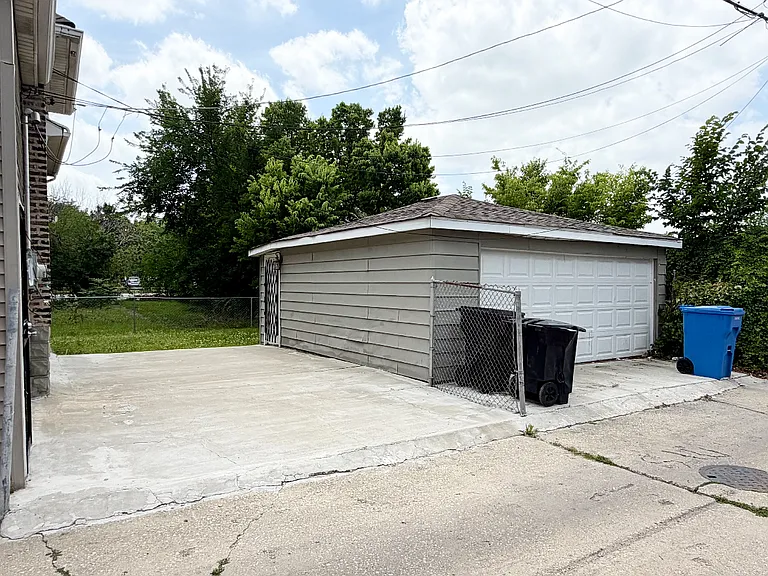 9446 S Wabash Ave — Photo 17
