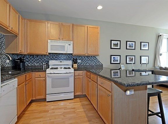 4th image of 2310 W Saint Paul Ave APT 202