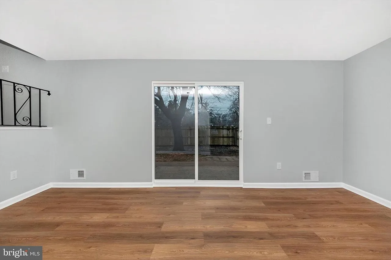 3 bed, 2.5 bath, 1300 sqft, $850 — Photo 3