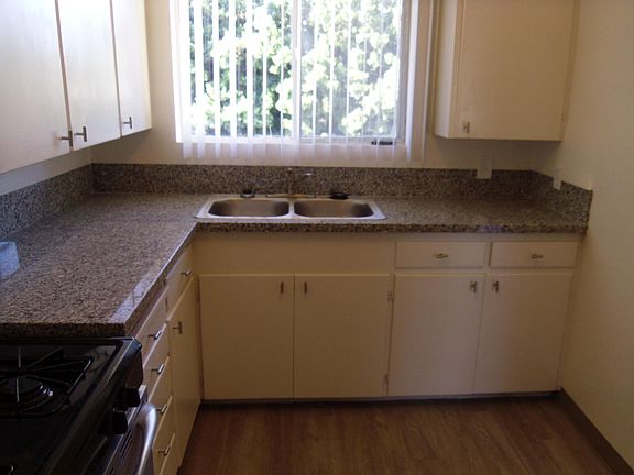 4th image of 935 1/2 W Beach Ave #3