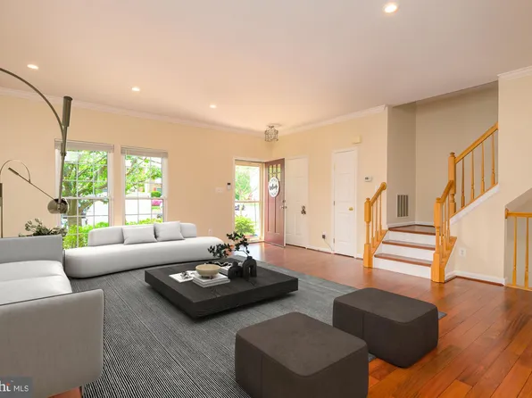 6869 Ridge Water Ct, Centreville, VA 20121