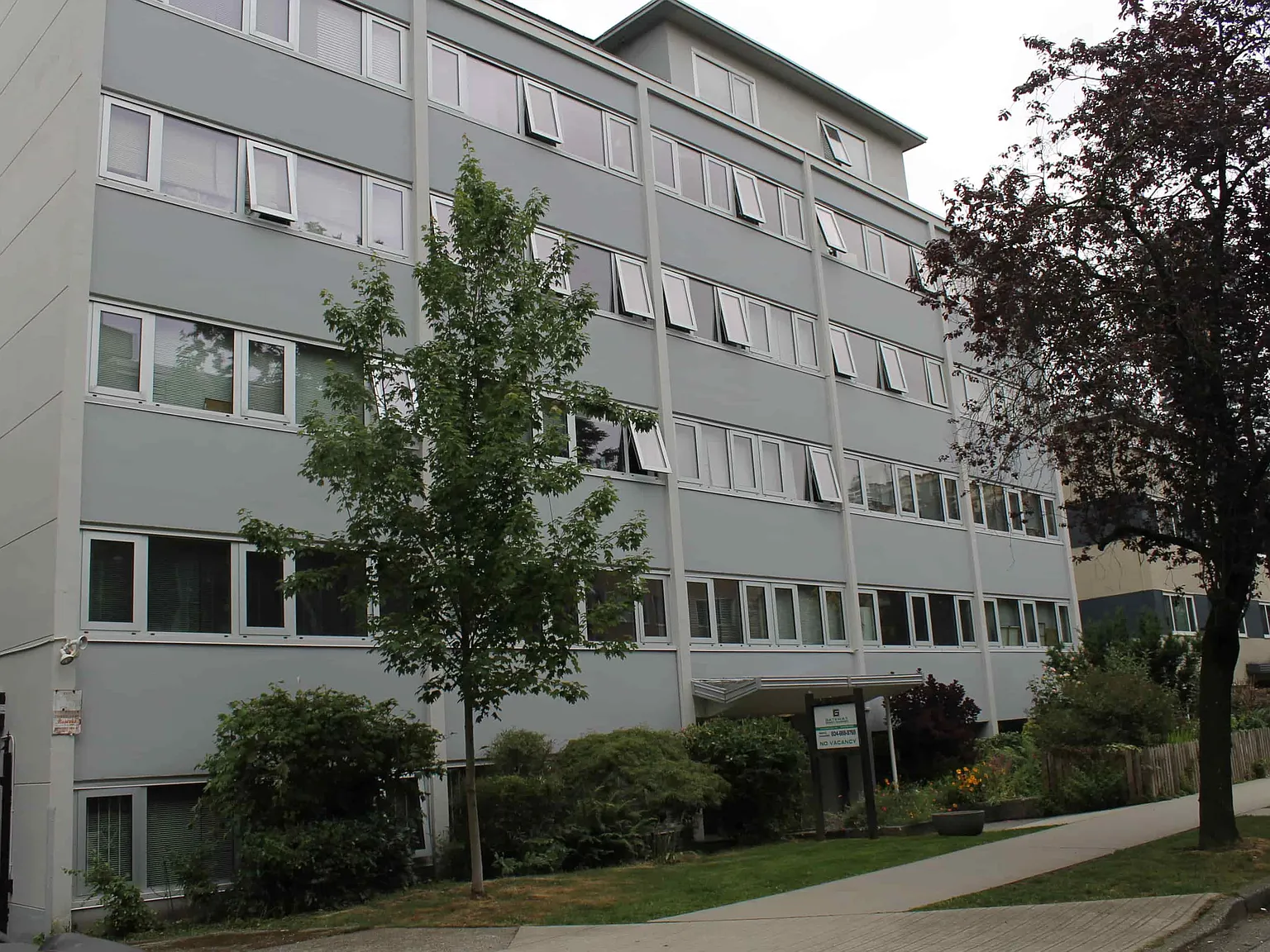 Comox Manor — Photo 1