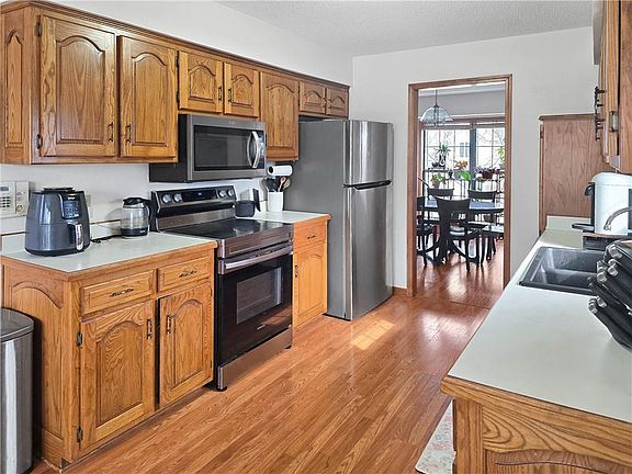 5th image of 1206 Cambridge Dr