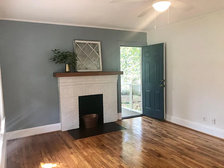 16 Hawthorne Ln — Photo 2