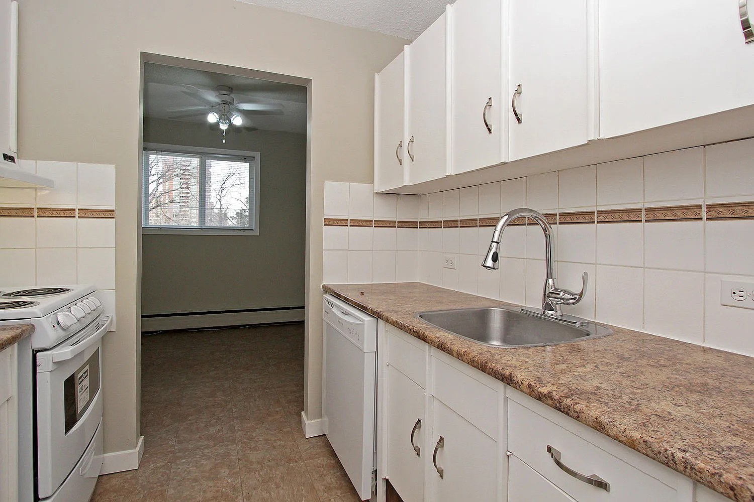 Cameron Arms in Lower Mount Royal — Photo 3