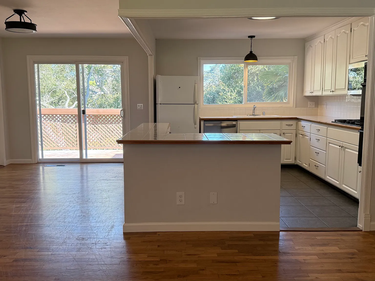 3 bed, 2.5 bath, 1688 sqft, $4,900 — Photo 2