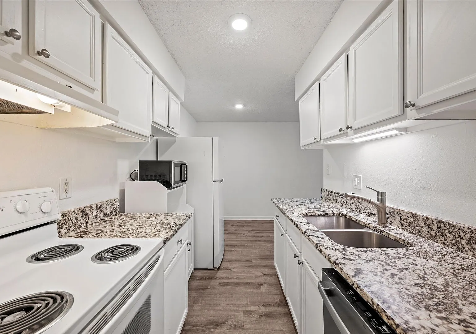 Spacious 1-Bedroom Apartment in Southeast Denver | Assigned Parking + Community Amenities — Photo 4