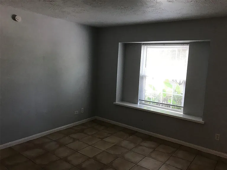 1611 Mapleton Dr — Photo 2