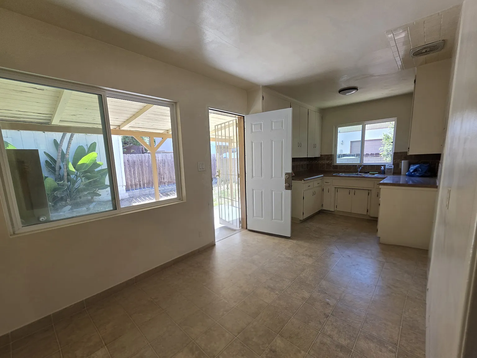 3 bed, 992 sqft, $2,995 — Photo 3