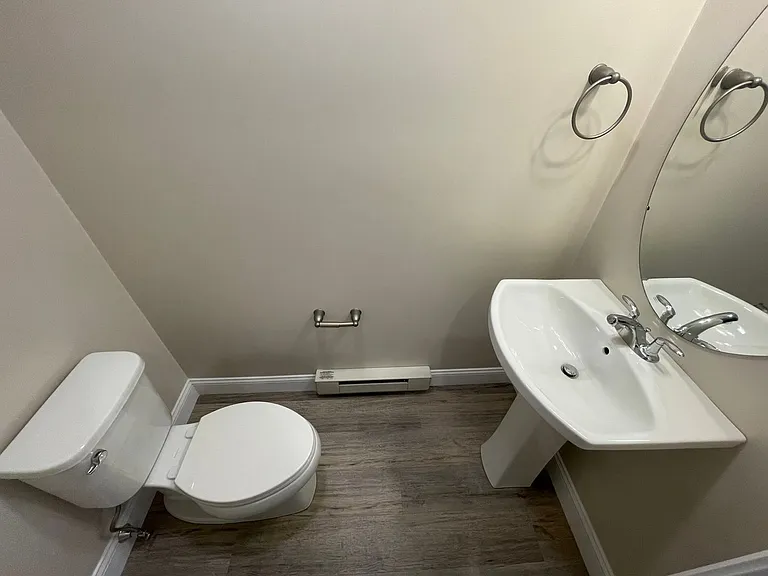 129 Kenoza Ave — Photo 8