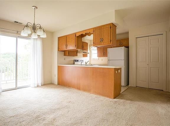 3rd image of 1502 Briarwood Ln #B