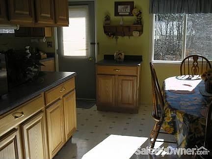 center island & dinning room