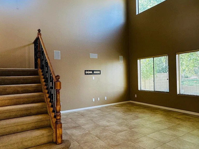 2138 W Marconi Ave — Photo 6