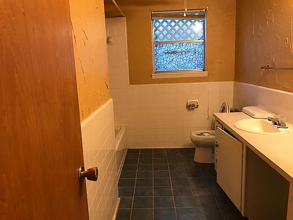 2nd image of 2905 SE 5th St