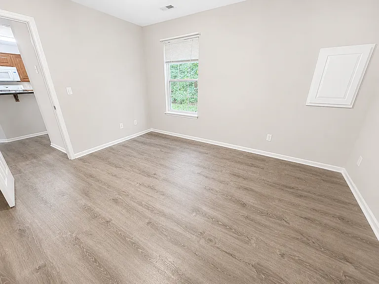 1318 Valley Creek Ln — Photo 8