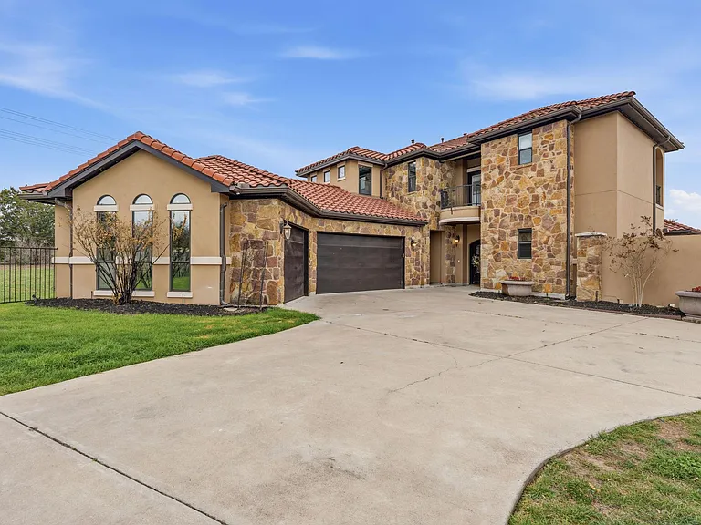 1028 Villa Hill Dr — Photo 2