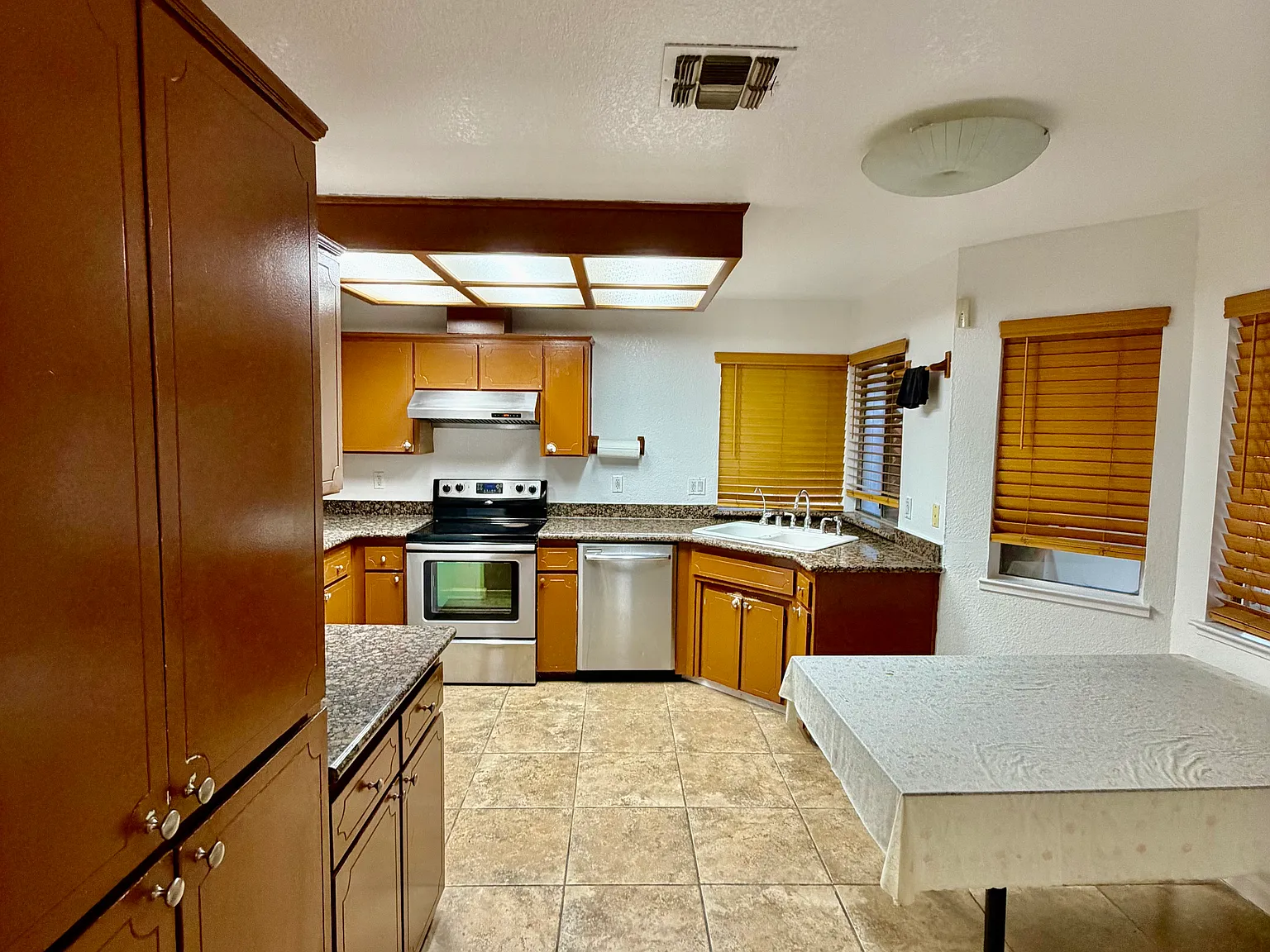 4 bed, 1516 sqft, $2,900 — Photo 3