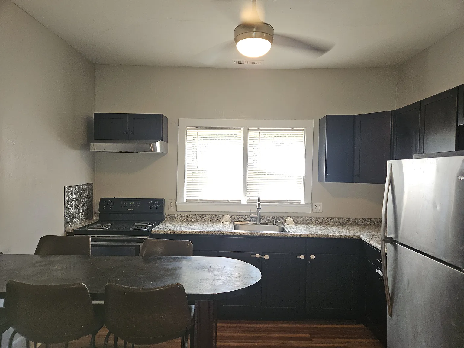 3 bed, 1054 sqft, $1,895 — Photo 2