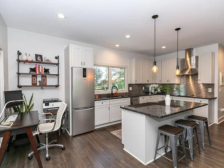 1084 Sanders Ave SE #B — Photo 7