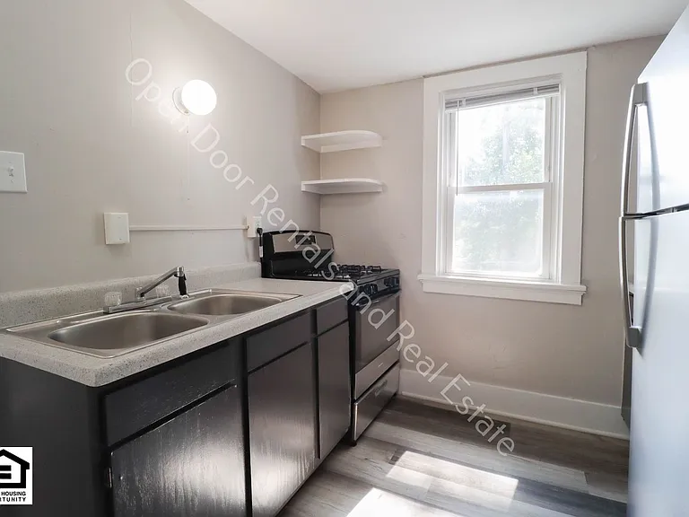 340 W Dewald St — Photo 5