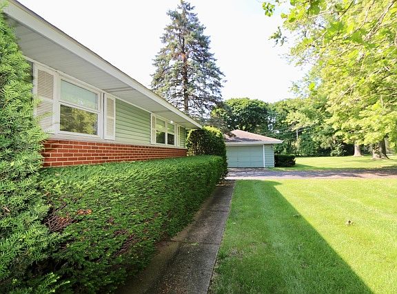 3rd image of 22W223 Buena Vista Dr