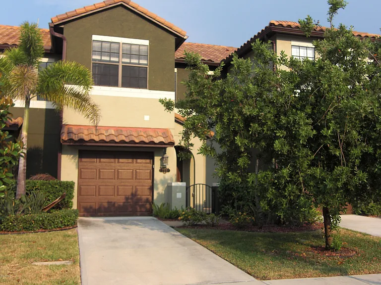 755 Ventura Dr — Photo 1