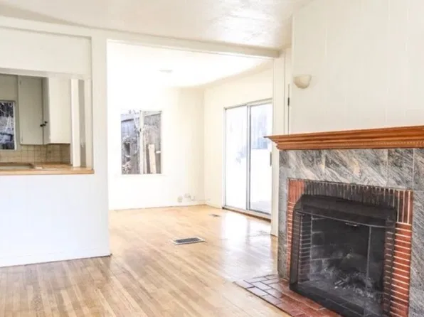 8572 Walnut Dr, Los Angeles, CA 90046