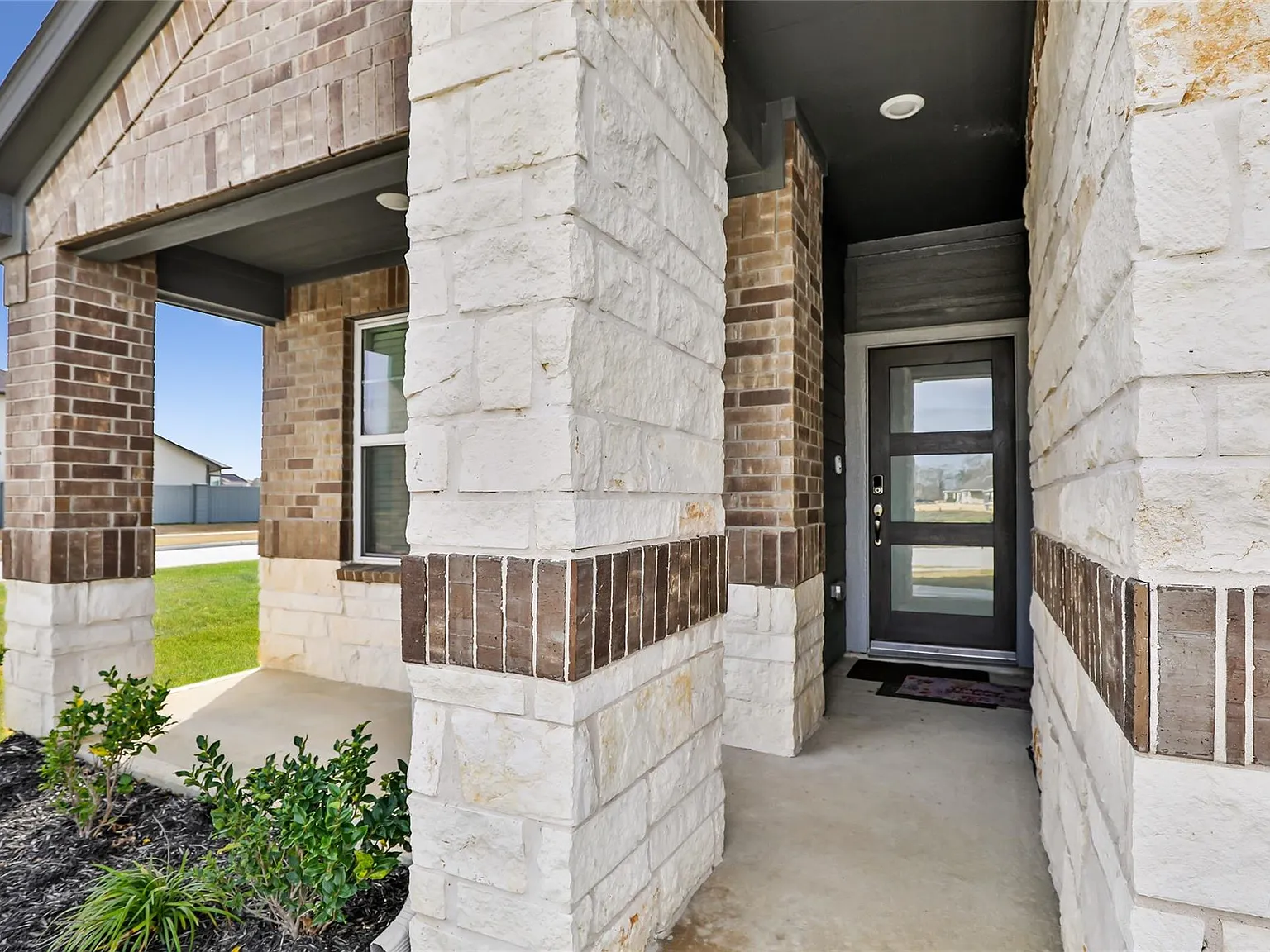 3 bed, 2.0 bath, 1739 sqft, $2,561 — Photo 4