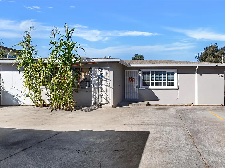 568 Simon St — Photo 10