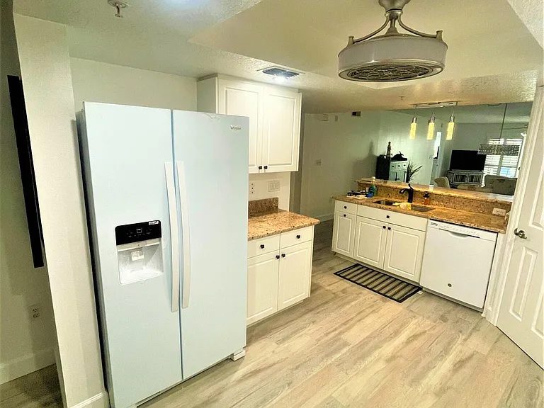606 Shorewood Dr #C303 — Photo 4