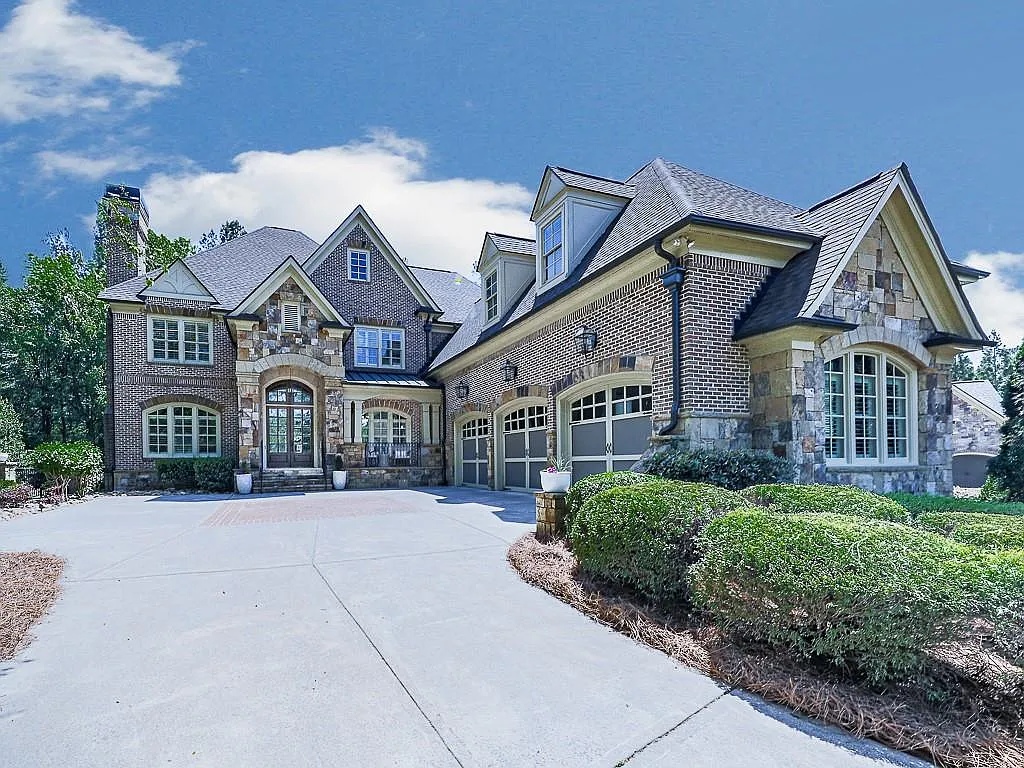 6 bed, 5.5 bath, 8738 sqft, $9,500 — Photo 2