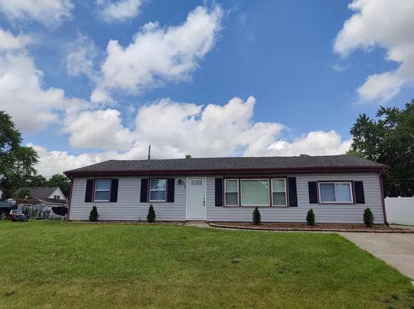 377 Pinewood Dr, Valparaiso, IN 46385