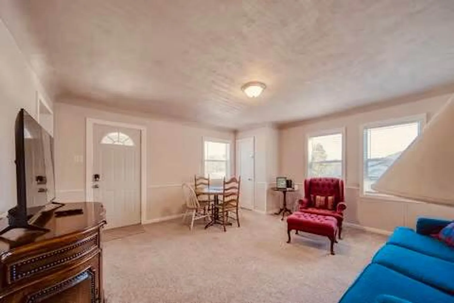 4 bed, 2.0 bath, 893 sqft, $2,338 — Photo 4