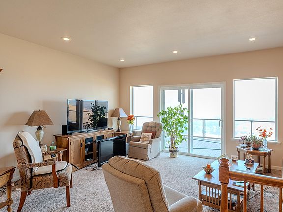 5th image of 2460 Valleyview Dr