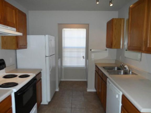 5th image of 1157 S Oleander Ln