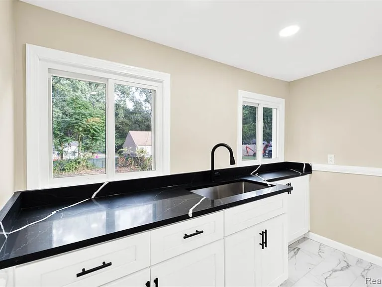 23248 Helen St — Photo 12